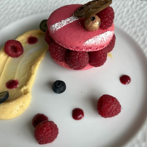 IMG_3872 Desser macaron fruits rouges - hermelles Traiteur sur Dinard, Dinan, St Malo