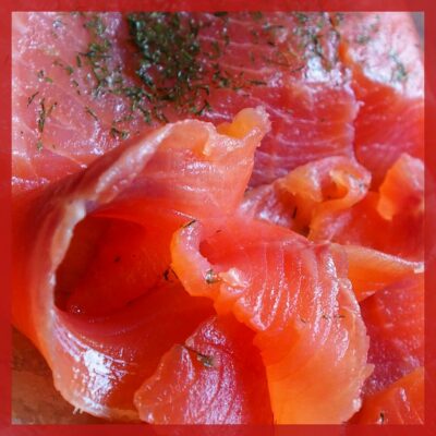 traiteur découpe de saumon fumé maison proche de St Malo, Dinan, Dinard